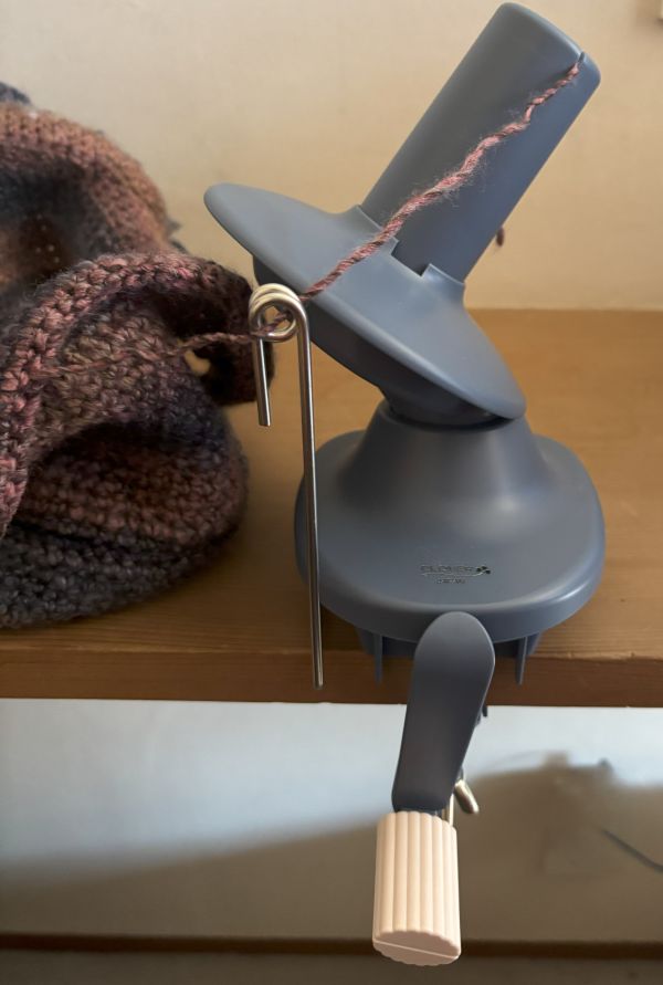 ほどく帽子を玉巻器へ巻き付ける