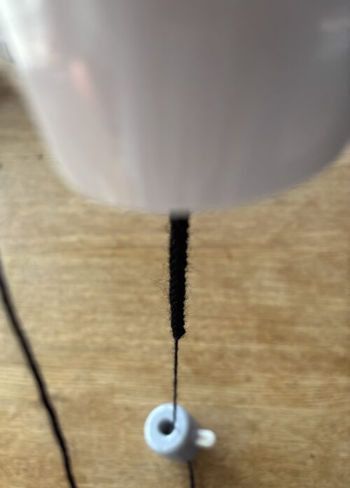 アイコードニッターで紐を編む