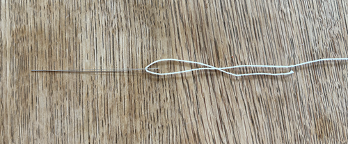 レース糸に針を装着