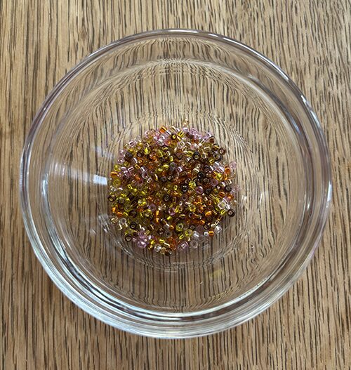 ビーズをお皿に入れた状態