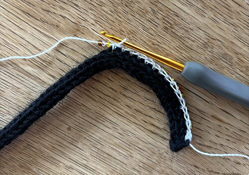 紐にビーズを３つ入れて細編み