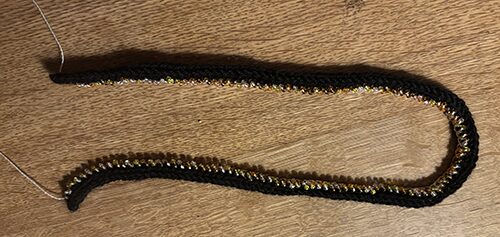 １段ビーズを編み込み