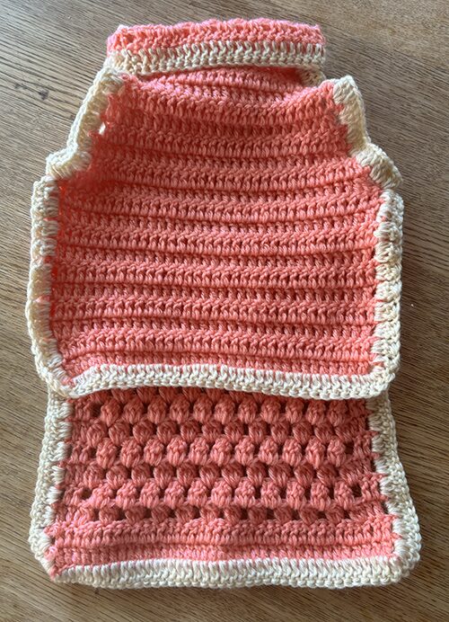 ぽかぽかキッズの毛糸を使って編んだ犬用洋服（裏）