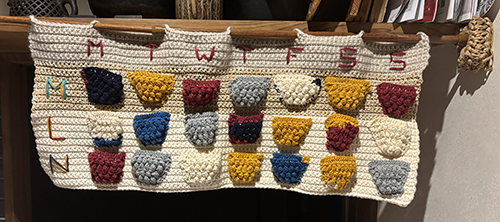 突っ張り棒をつけて完成した犬用お薬カレンダー