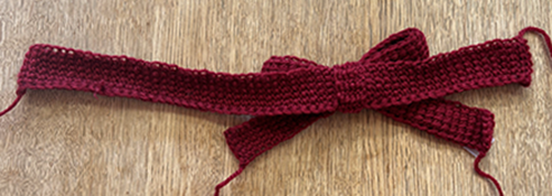 リボンの結び目に本体を通す