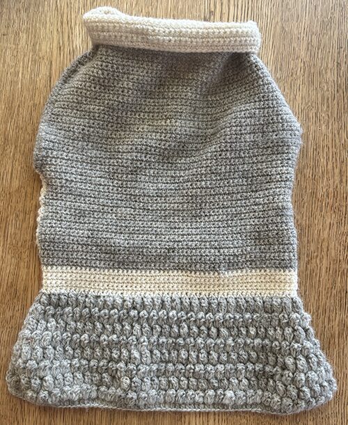 Sonomono中細で、かぎ針編みした犬用ワンピース（クロコ用）