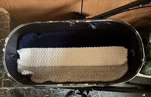 リフ編みで編んだラグをドーム内に敷いた様子