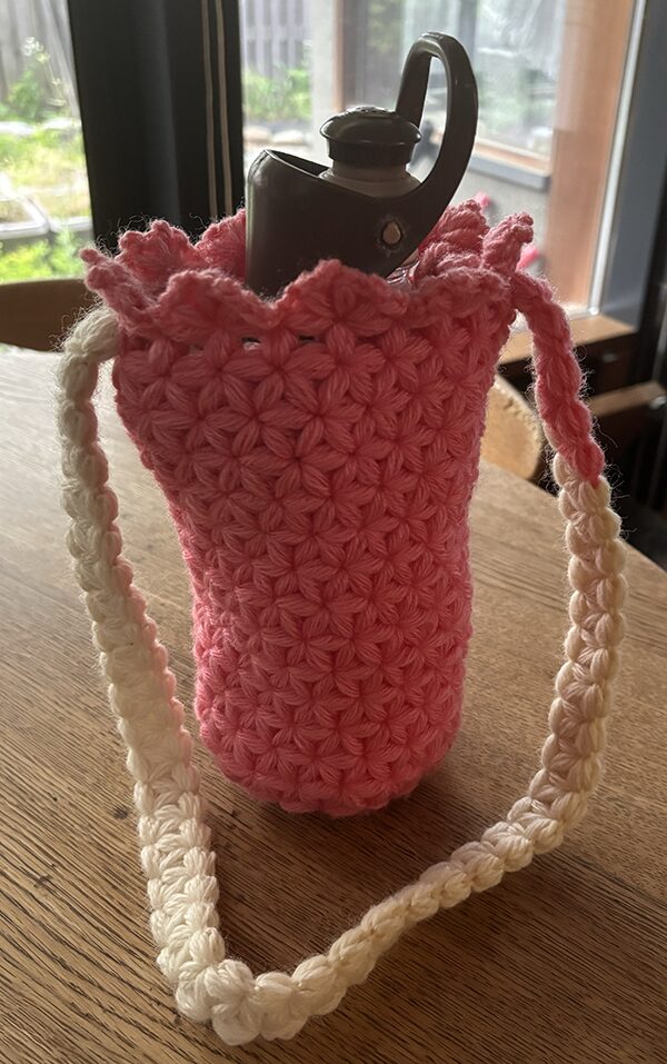 散歩用シャワーボトルを挿入（横から）